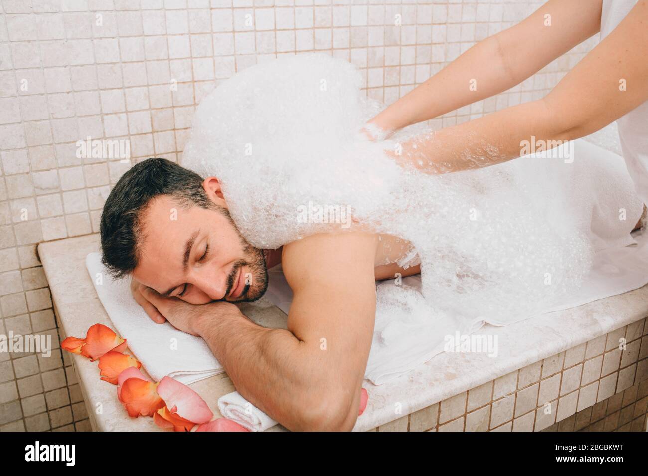 Relaxation de luxe oriental homme dans un bain turc. Un ouvrier du hammam lave la peau des hommes dans le hammam Banque D'Images