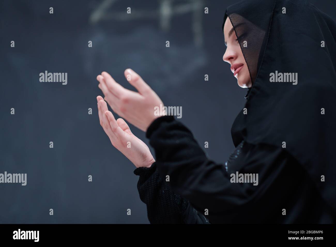 Portrait de la belle femme musulmane dans une robe à la mode avec hijab