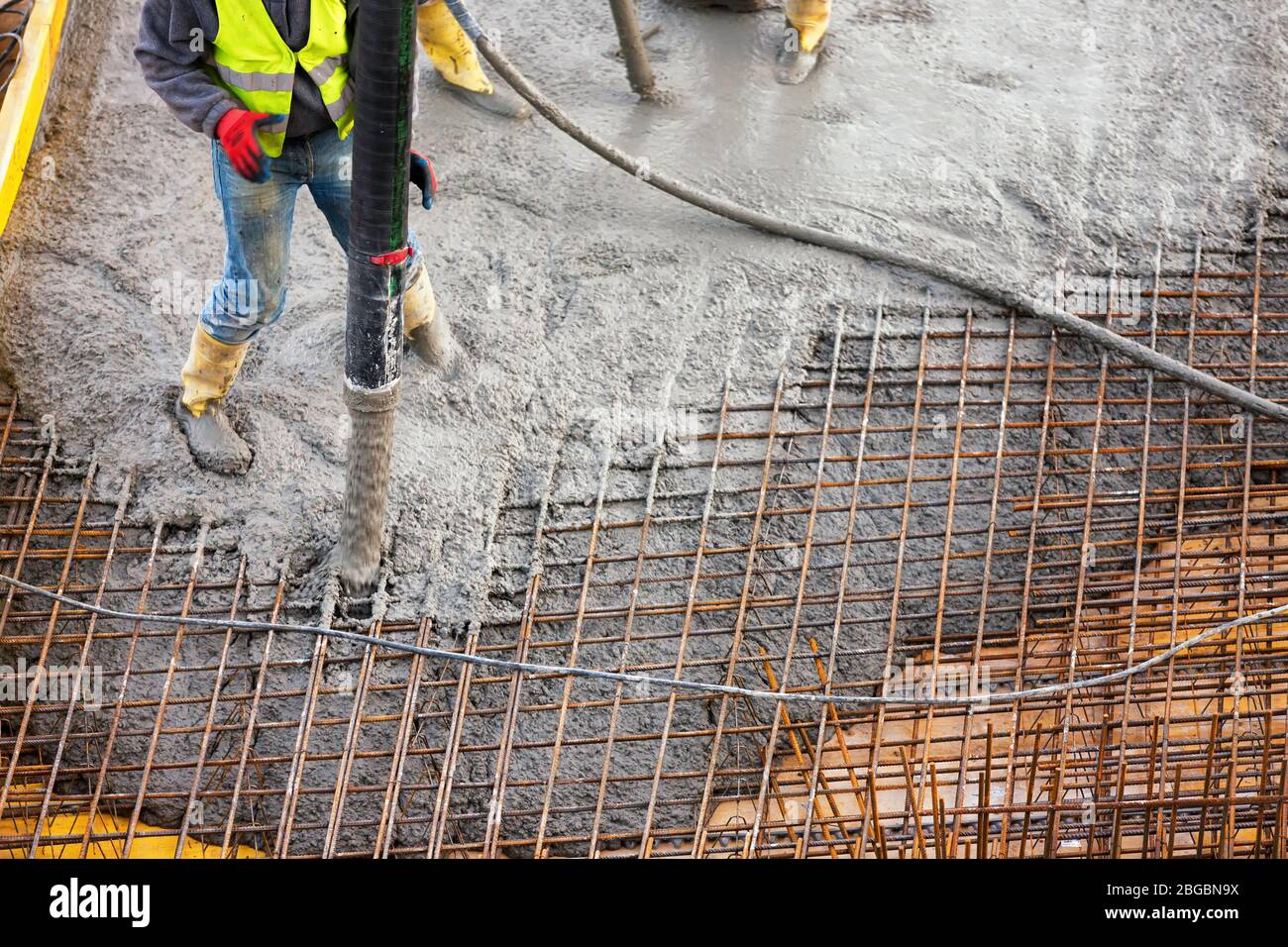 distribution de béton frais avec tube Banque D'Images