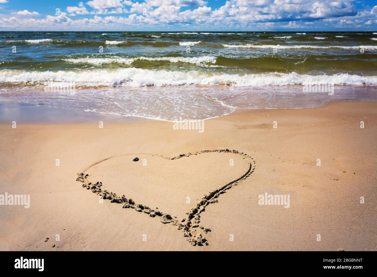 coeur peint dans le sable sur la plage Banque D'Images