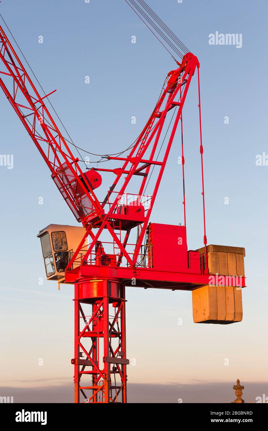 équilibrer les poids sur la grue de construction rouge Banque D'Images