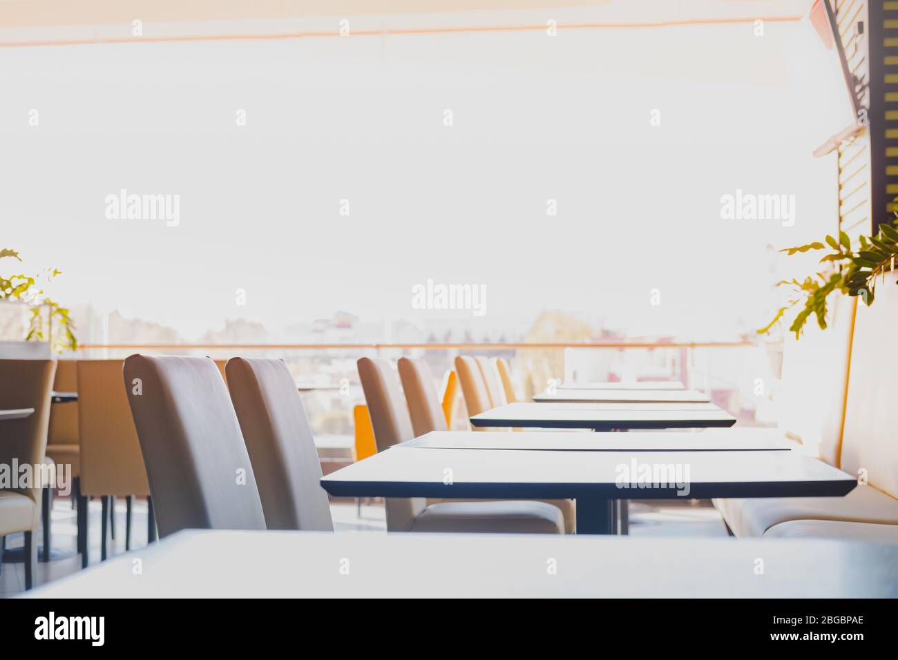 Vider les lieux publics au verrouillage de quarantaine covid-19. Chaises et tables d'un café générique, d'un restaurant ou d'un terrain de restauration. Banque D'Images