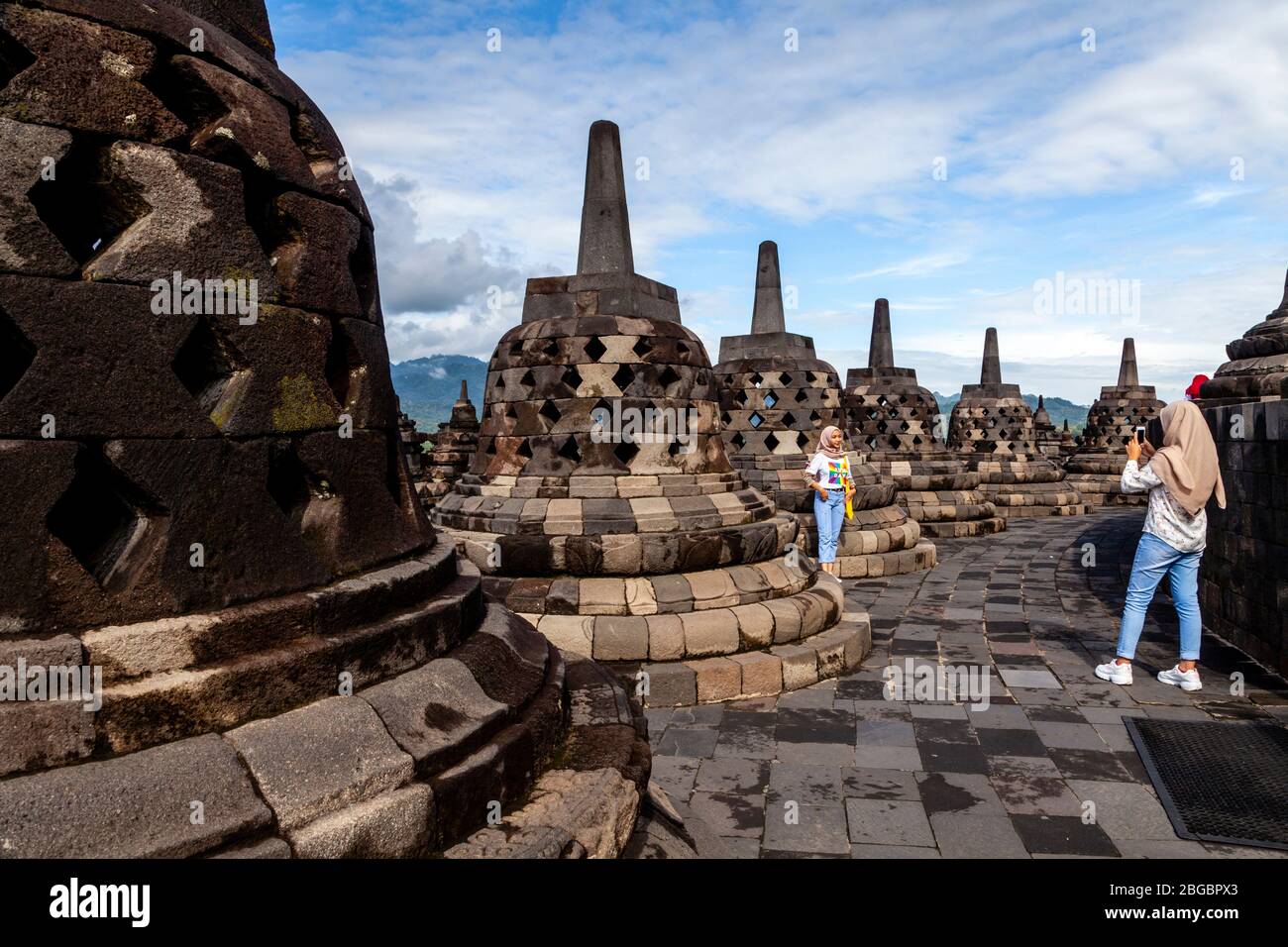 Visiteurs intérieurs indonésiens au temple de Borobudur, Yogyakarta, Java centrale, Indonésie Banque D'Images