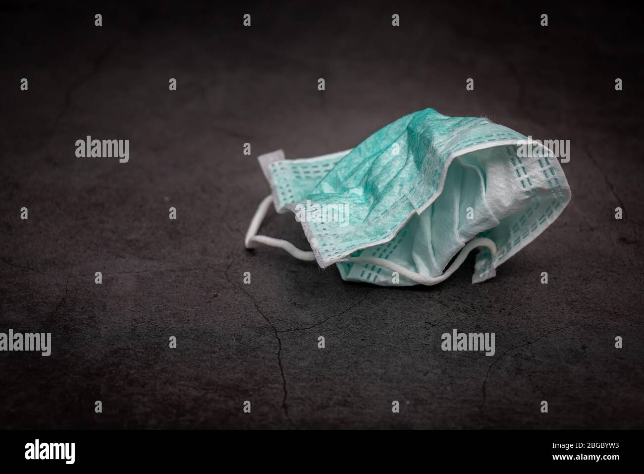 Concept de déchets infectieux. Le masque hygiénique utilisé est inhygiénique sous-évalué sur le sol comme des déchets infectieux pendant l'épidémie de Covid-19 Coronavir Banque D'Images