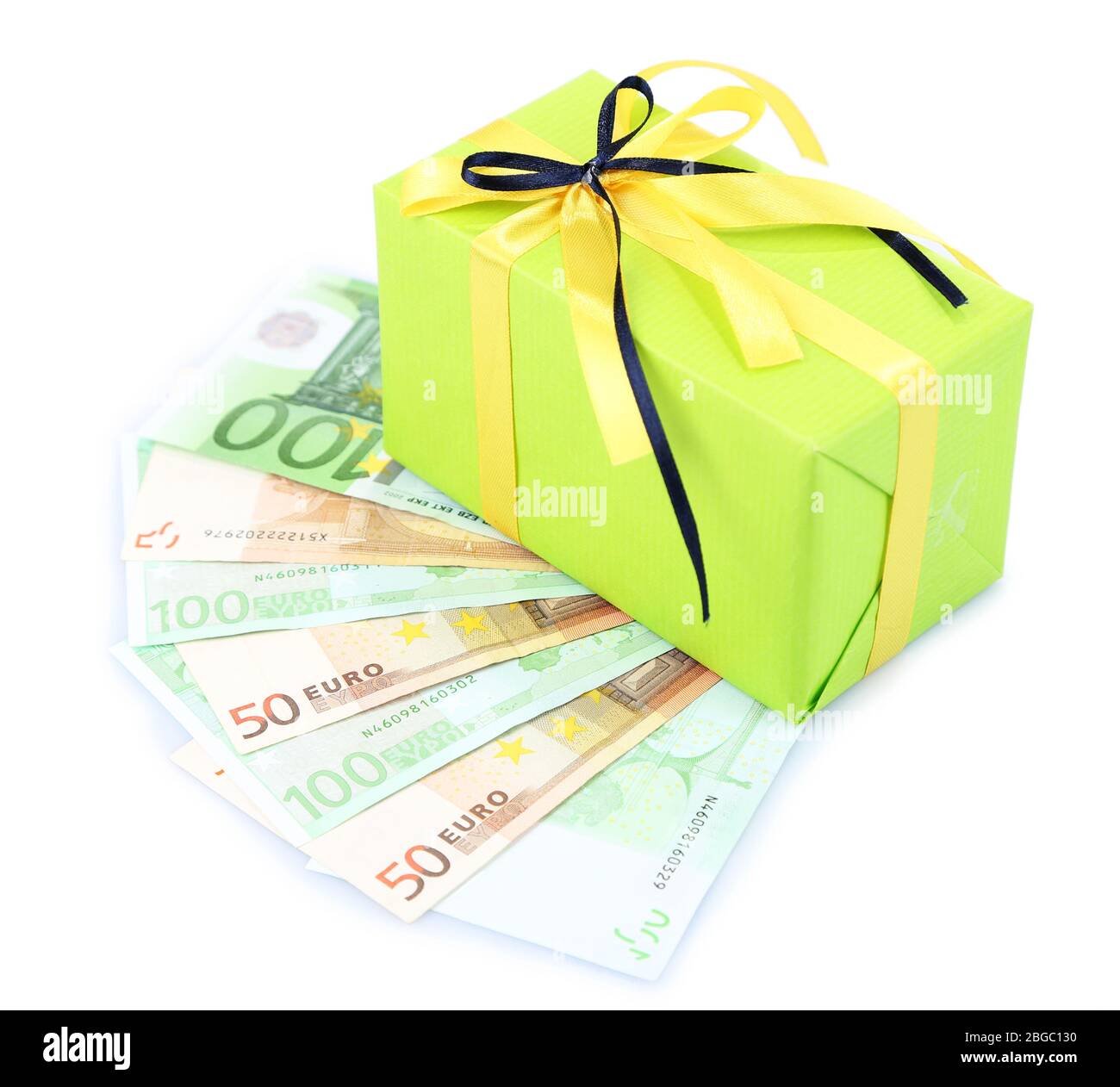 Boîte cadeau avec argent isolé sur blanc Banque D'Images