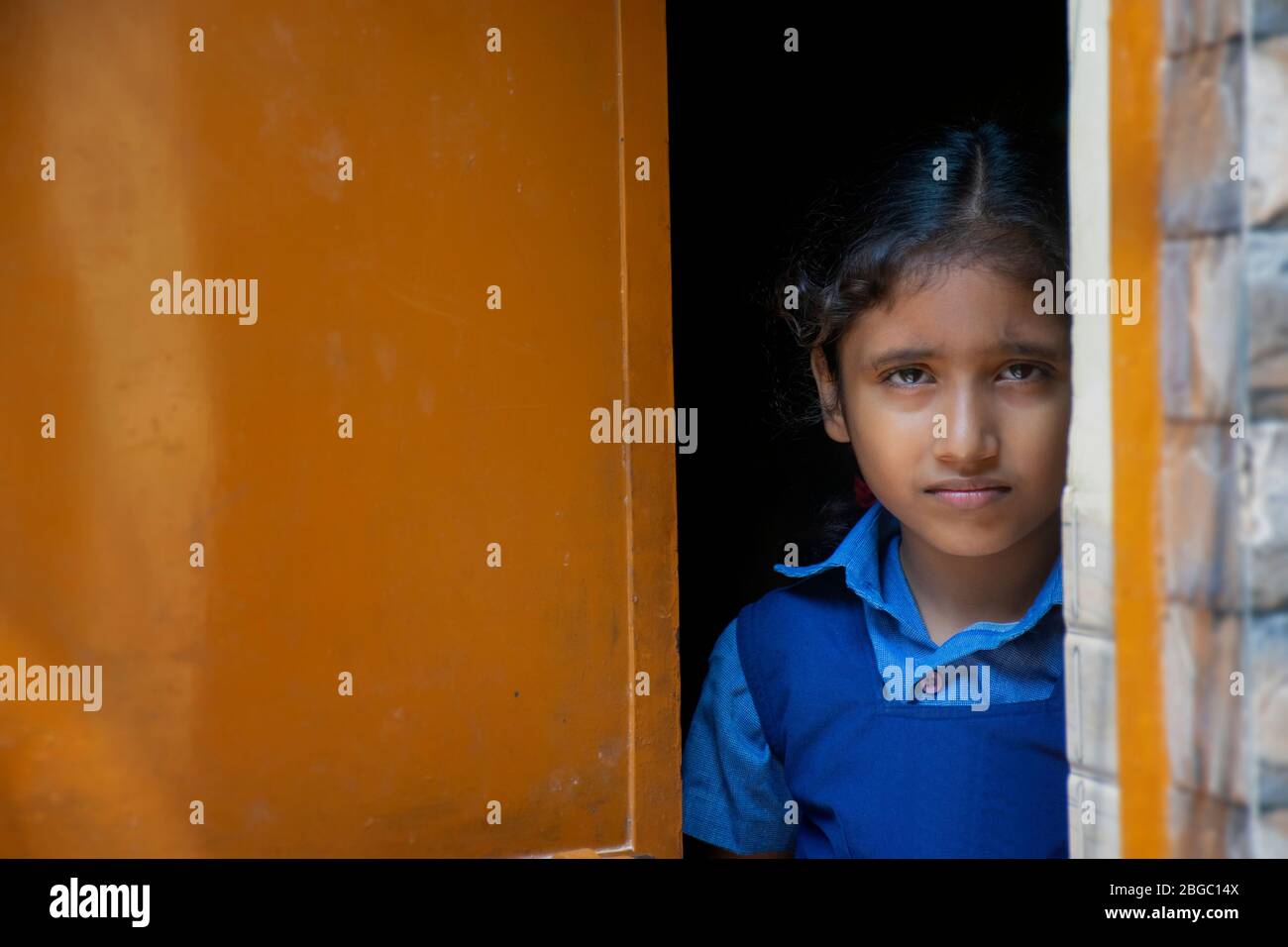 fille de l'école debout à la porte Banque D'Images