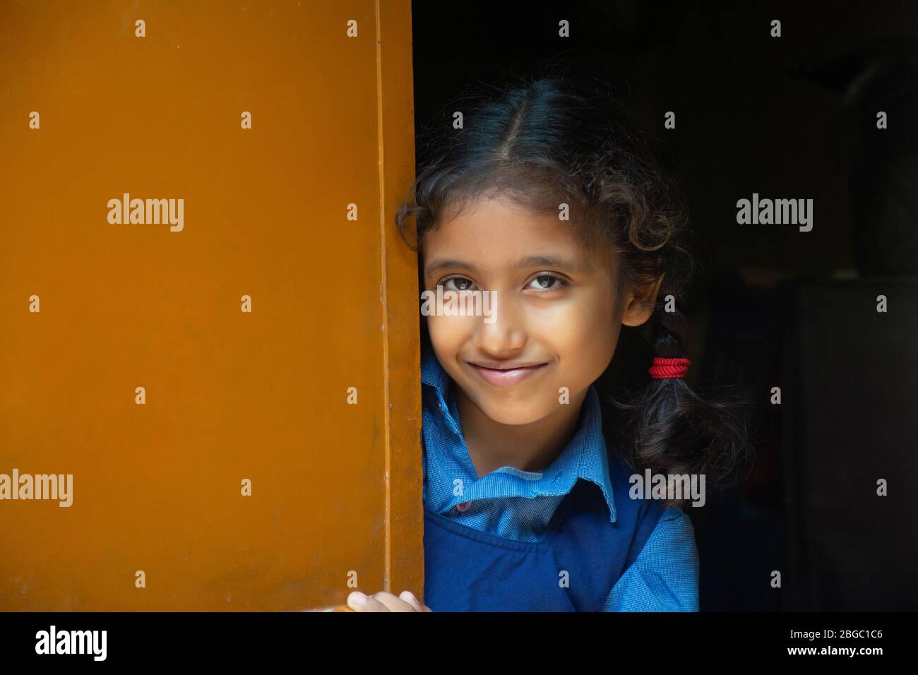 fille de l'école debout à la porte Banque D'Images