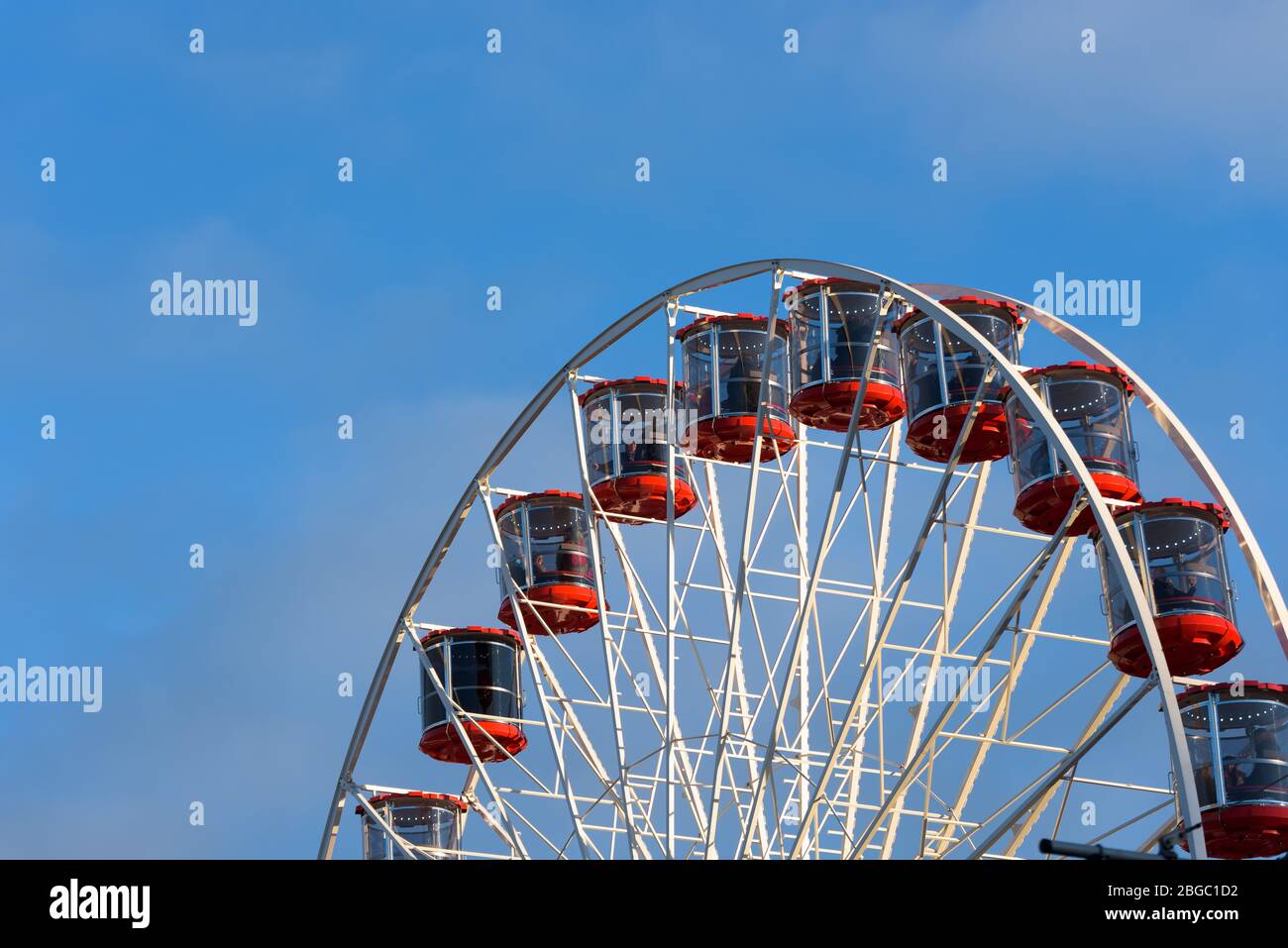 Vue sur la roue du festival (ou Grande roue d'Édimbourg), la célèbre roue rouge et blanche de Ferris au coeur de la ville à l'heure de Noël. Ecosse. Banque D'Images