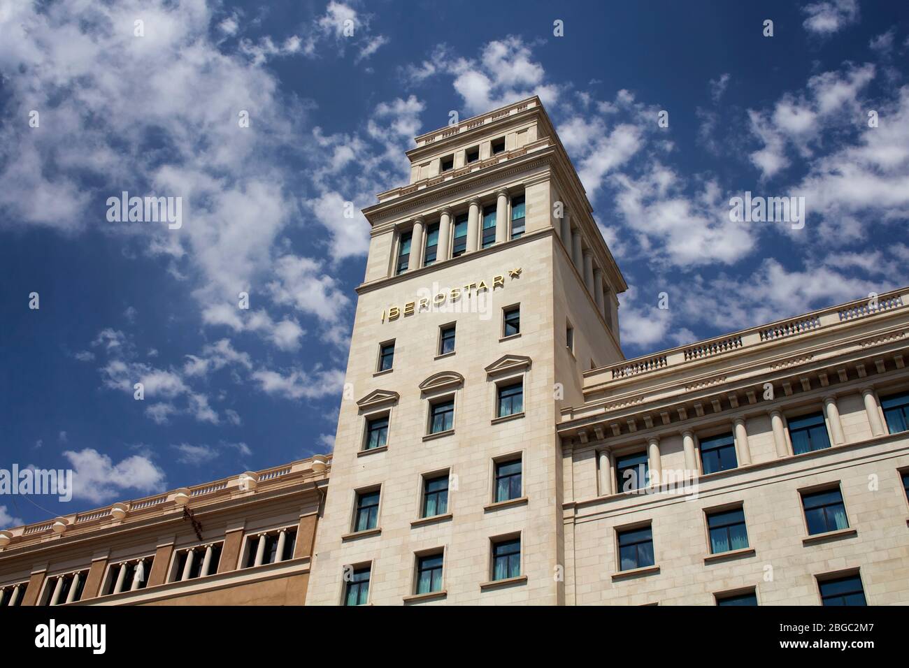 Vue de dessous du célèbre bâtiment de l'hôtel sur la place 'Placa de Catalunya' à Barcelone. C'est une journée d'été ensoleillée. Banque D'Images