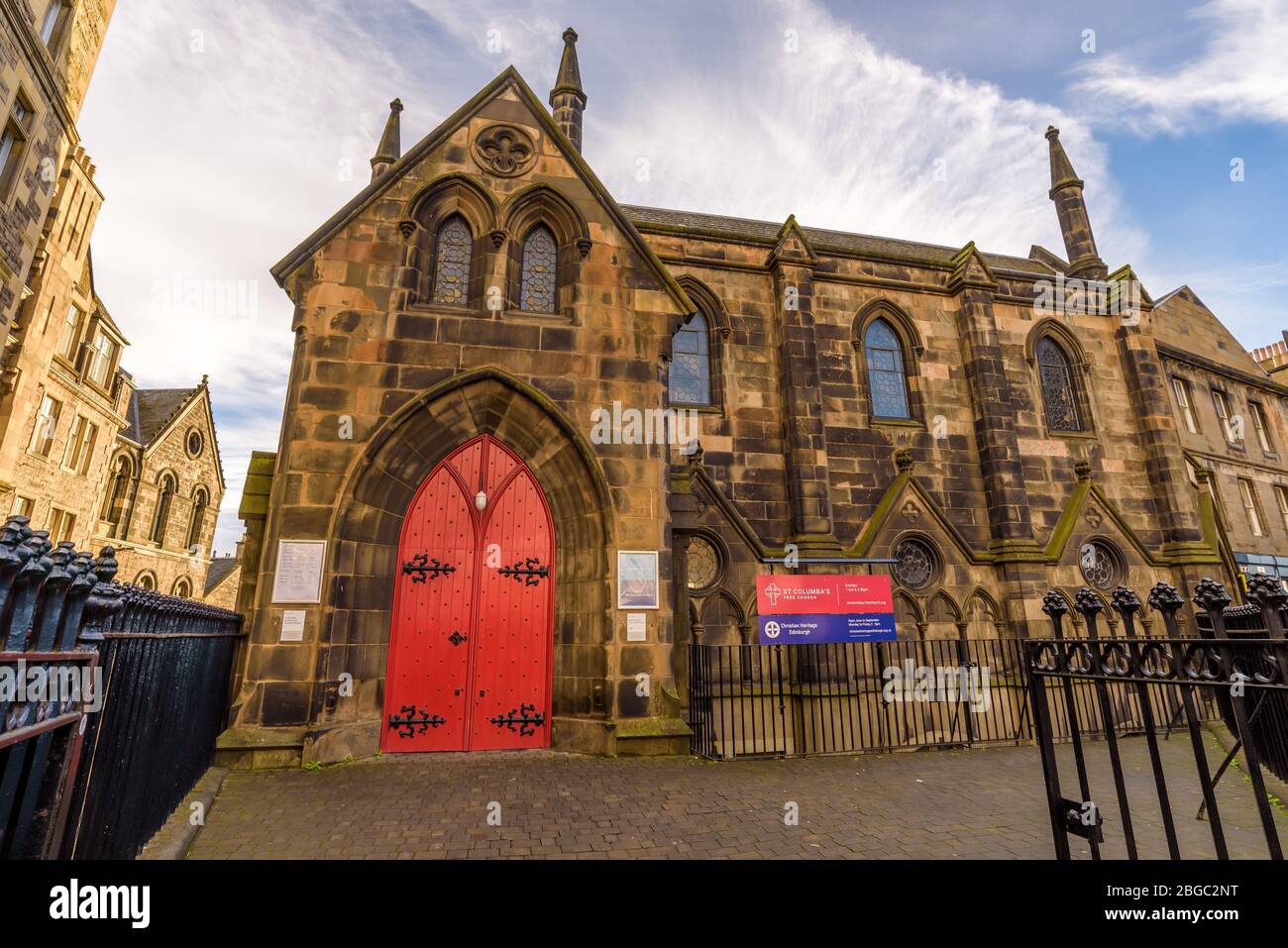 Edinburgh, Écosse - décembre 2018. Vue sur l'entrée et le portail rouge de l'église libre de St Columba en Ecosse sur le Royal Mile. Banque D'Images