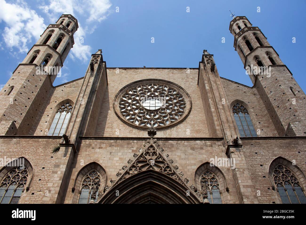 Vue de dessous de la basilique de Santa Maria del Pi dans le quartier de Ciutat Vella (quartier gothique) à Barcelone. C'est une journée d'été ensoleillée. Banque D'Images