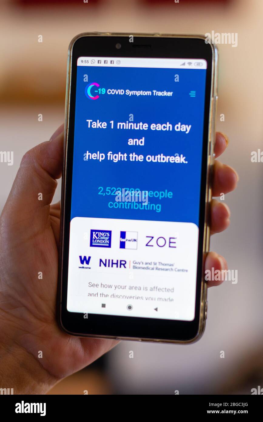 COVID-19 application pour téléphone mobile Symptom Tracker coronavirus Banque D'Images