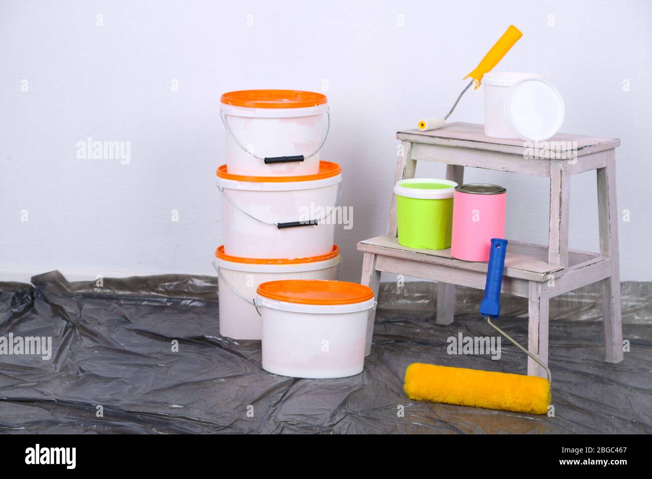 Seaux avec peinture et échelle sur fond de mur. Photo conceptuelle des travaux de réparation dans la chambre Banque D'Images