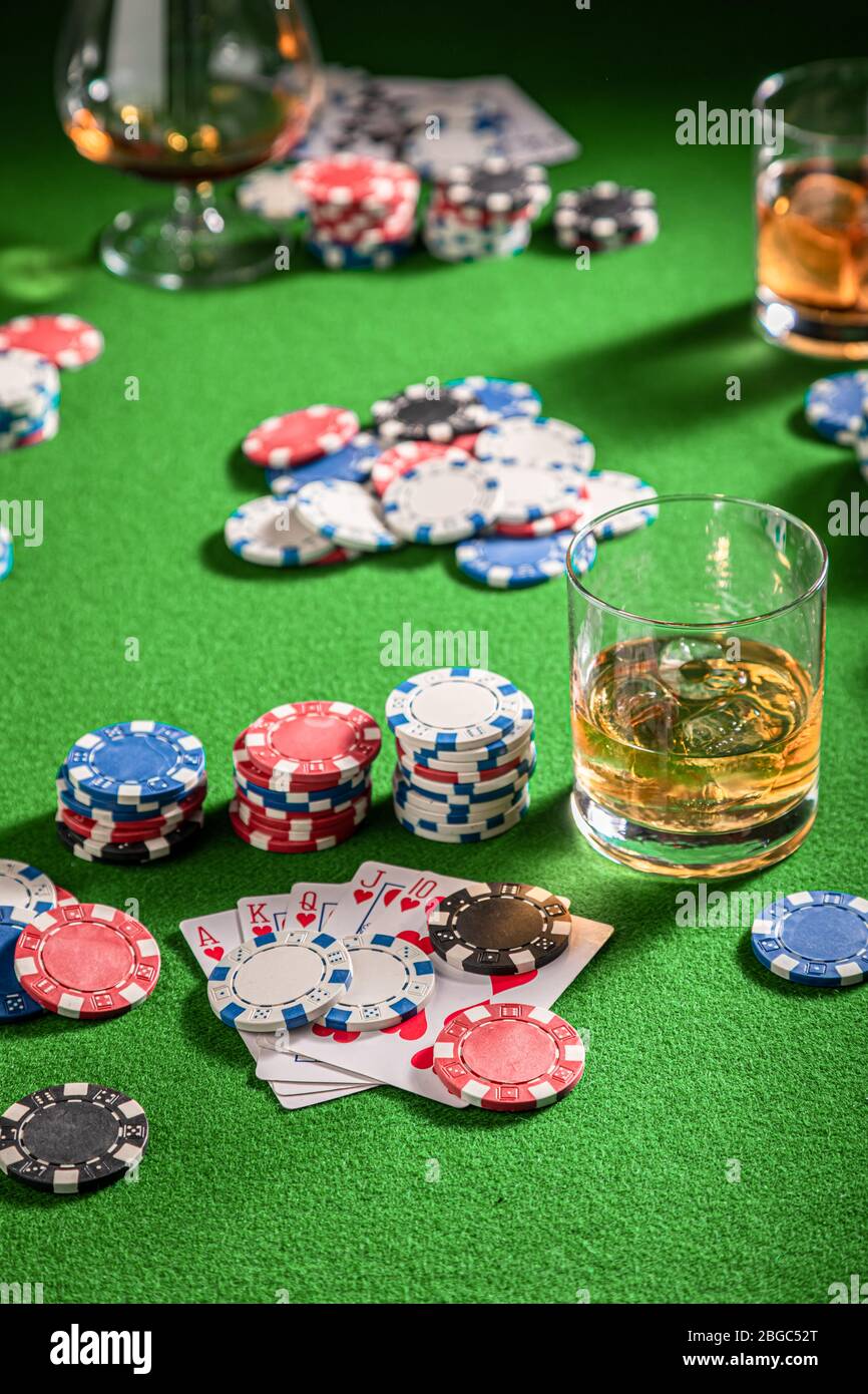 Whisky et cartes sur table de jeu verte Banque D'Images