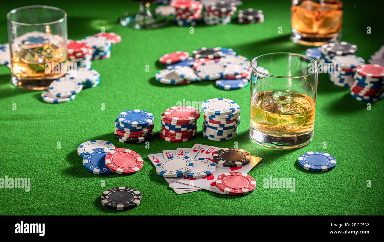 Cartes et jetons sur la table de jeu verte Banque D'Images