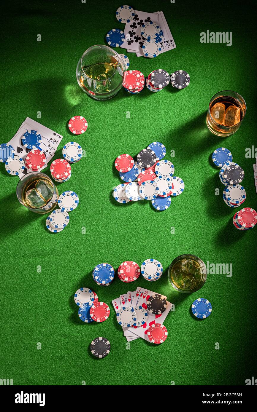 Table de quatre personnes pour le poker avec cartes et jetons Banque D'Images