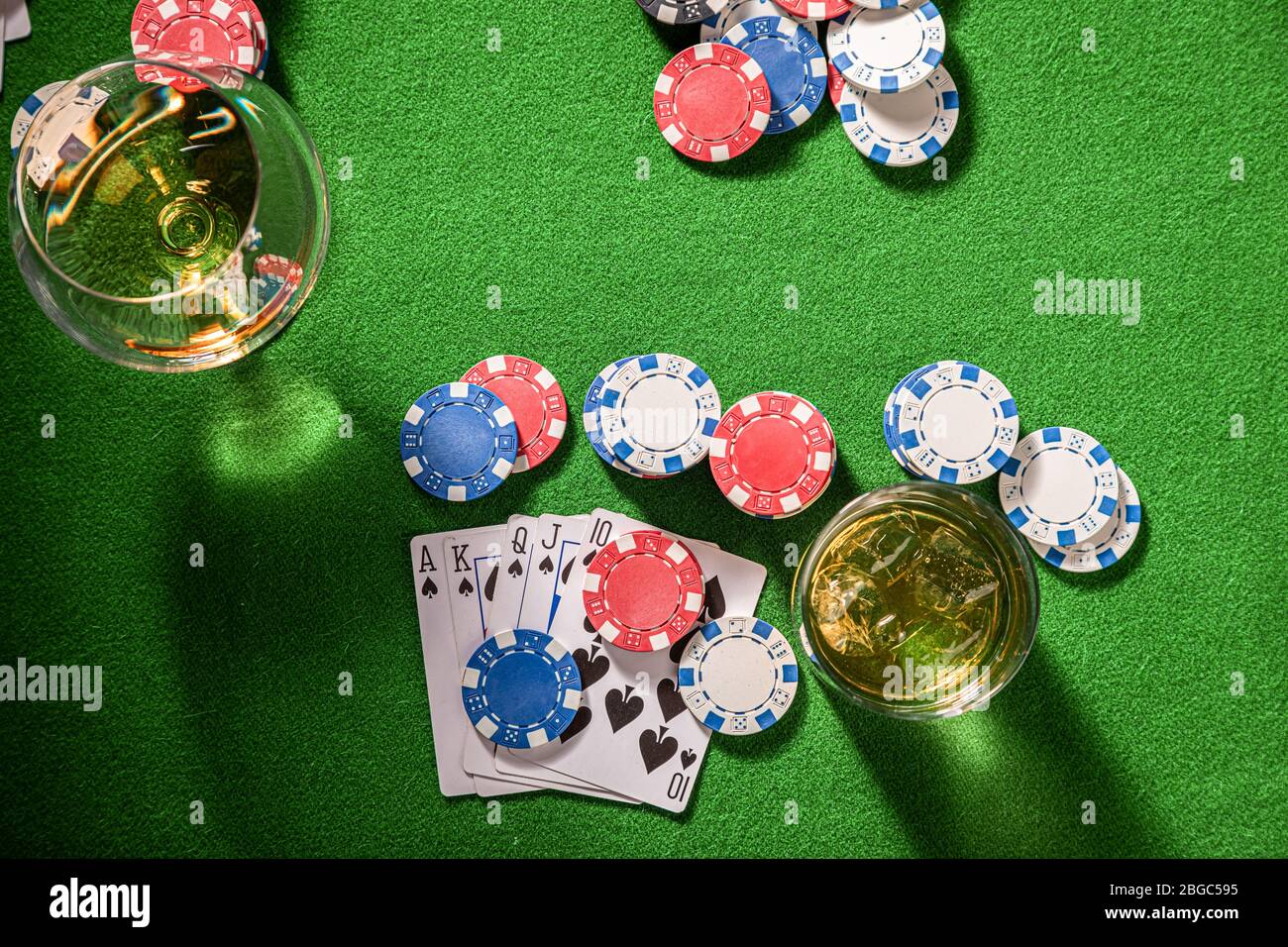 Table de quatre personnes pour le poker avec whisky et cartes Banque D'Images