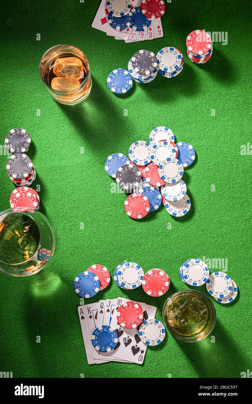 Table de jeu de quatre personnes avec cartes et jetons Banque D'Images