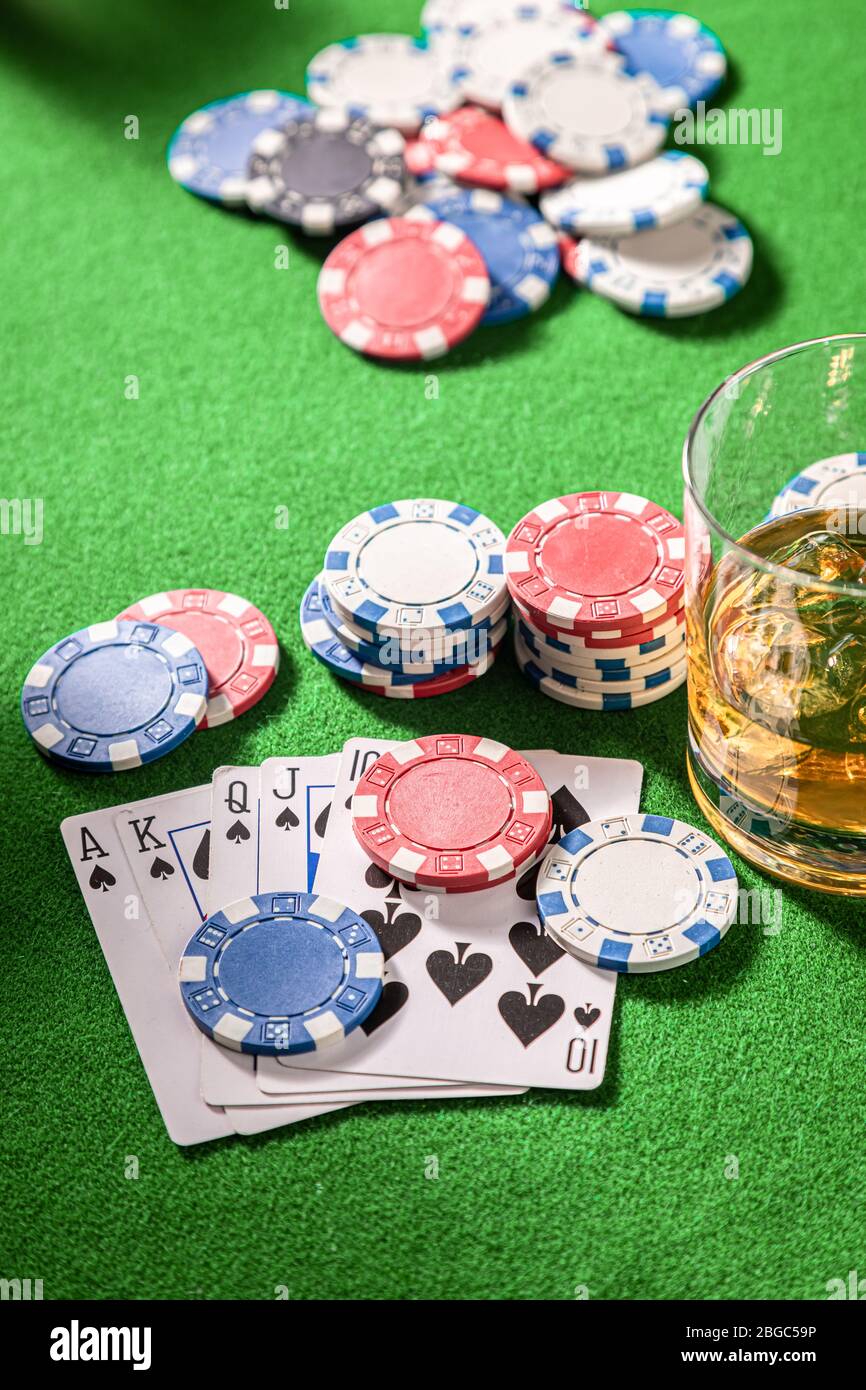 Cartes et jetons sur la table verte pour le poker Banque D'Images