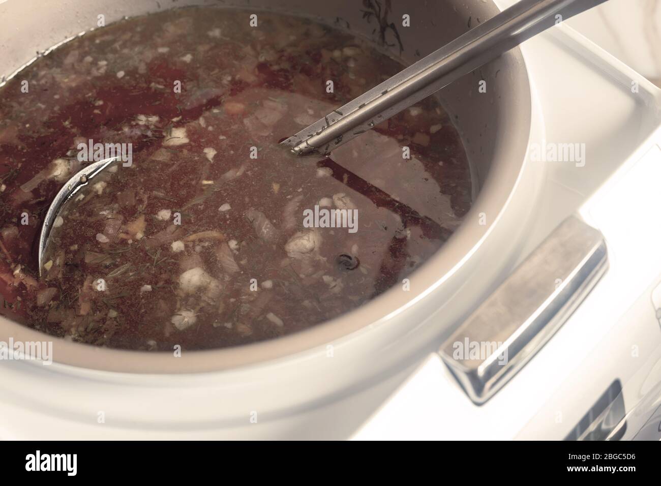 Le délicieux borscht ukrainien est cuit dans une cuisinière lente Banque D'Images