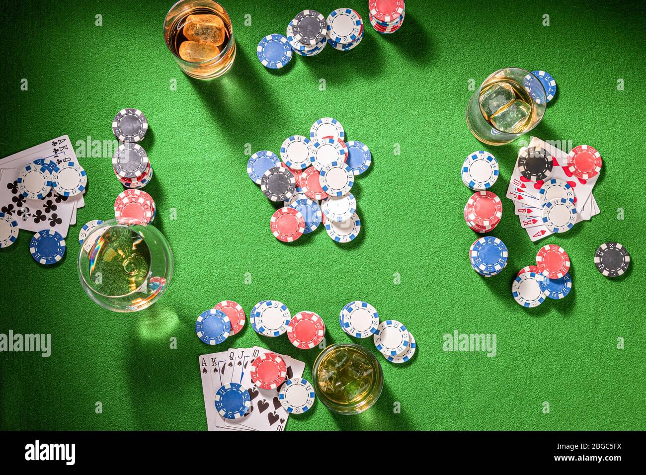 Table verte pour le poker avec whisky et cartes Banque D'Images