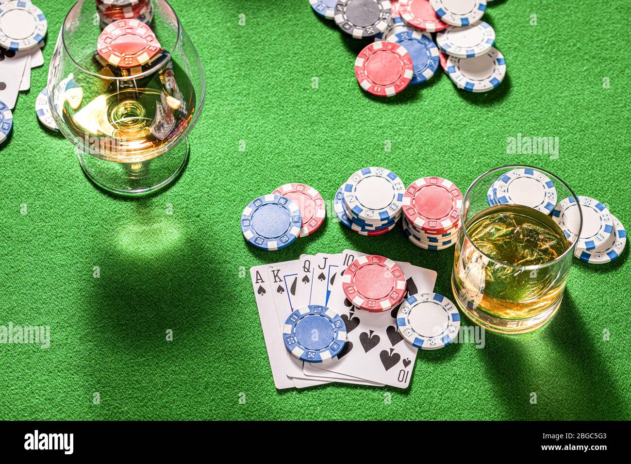 Cartes et jetons sur table de quatre personnes pour le poker Banque D'Images