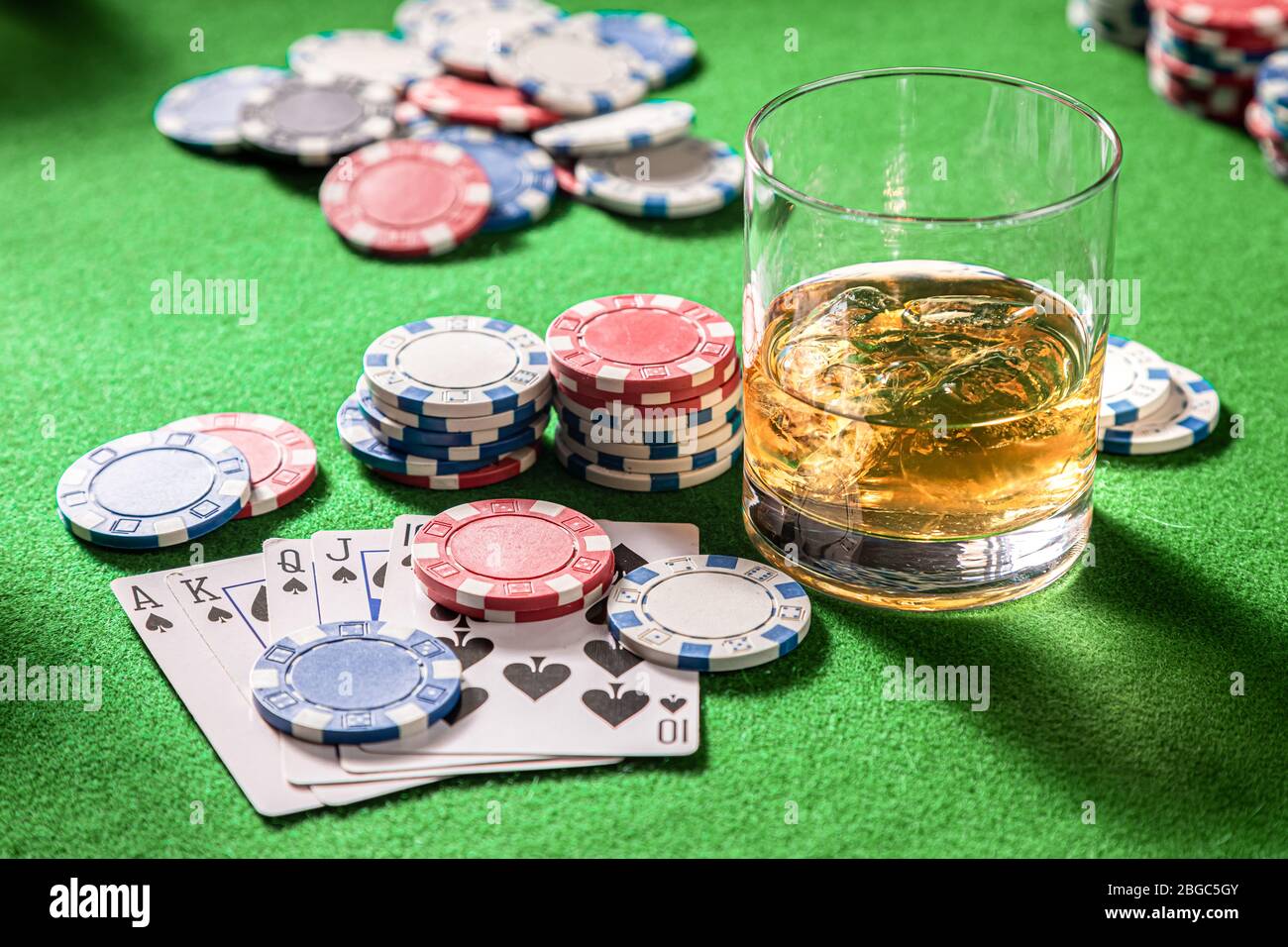 Whisky et cartes sur table de jeu de quatre personnes Banque D'Images