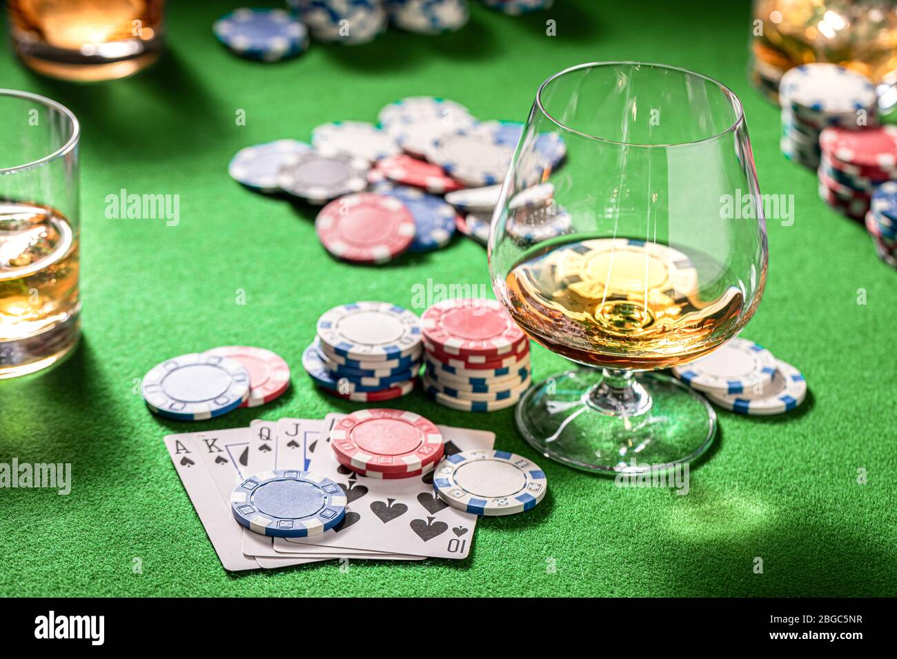 Cartes et jetons sur table de jeu de quatre personnes Banque D'Images