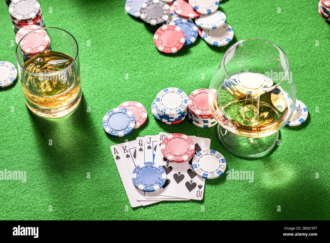 Table de jeu verte avec cartes et jetons Banque D'Images