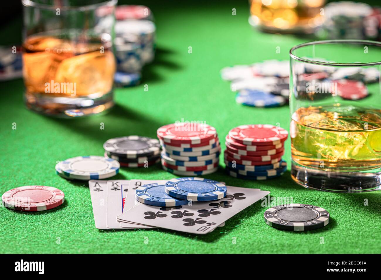 Whisky et cartes sur table de quatre personnes pour le poker Banque D'Images