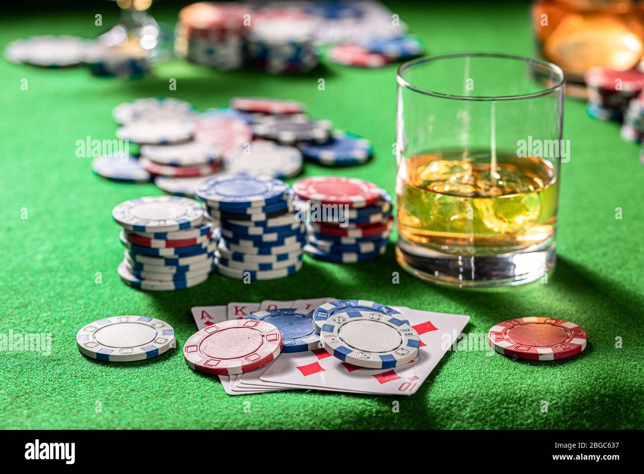 Tableau vert pour le poker avec cartes et puces Banque D'Images