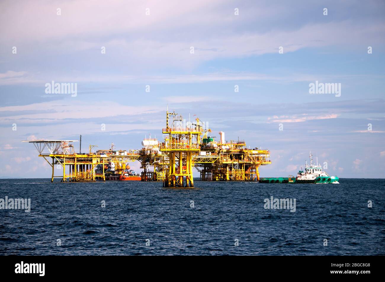 travaux d'hébergement sur la barge aux côtés de la plate-forme pétrolière entretien de la plate-forme offshore Banque D'Images