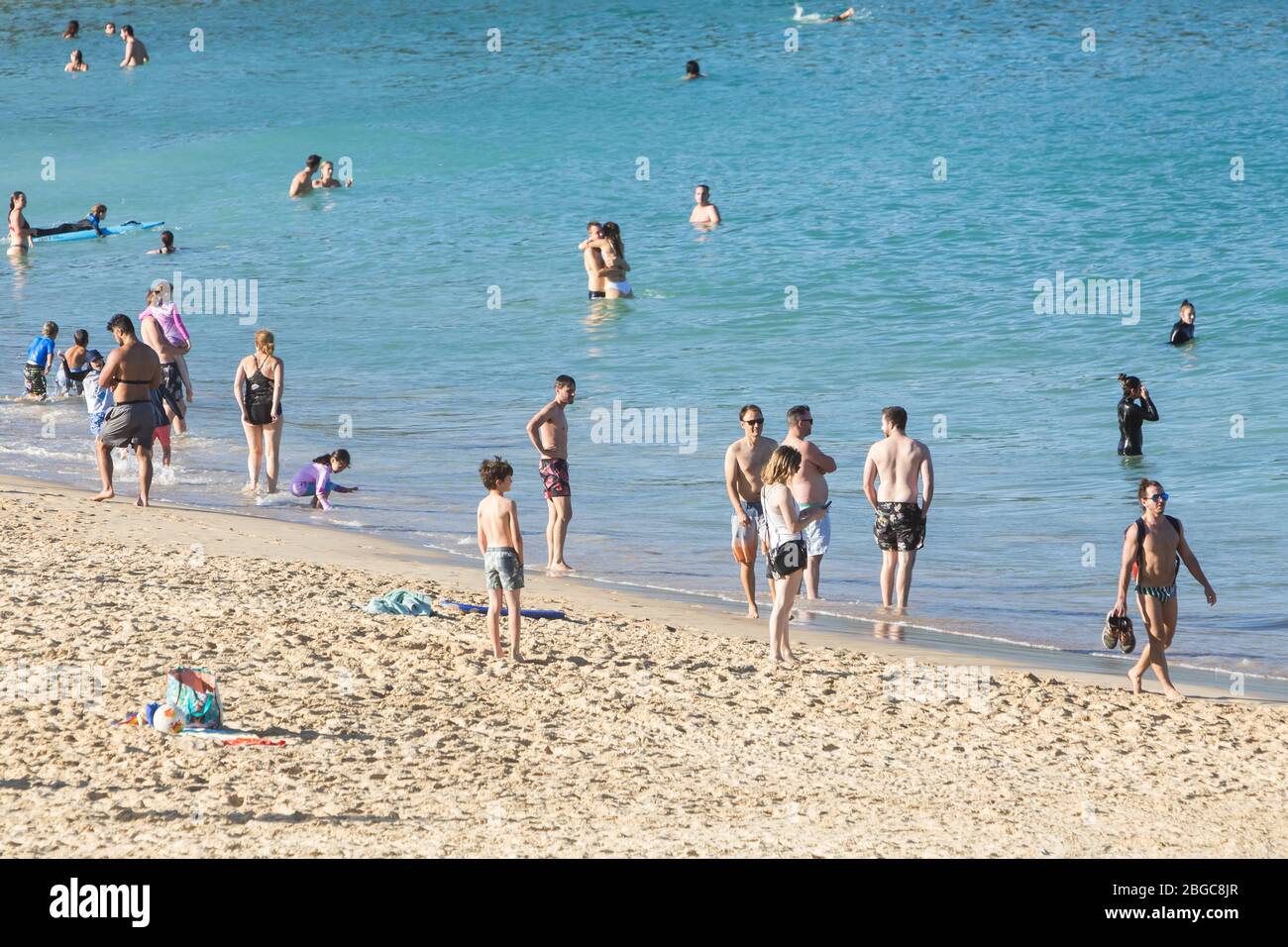 Sydney, Australie. Mardi 21 avril 2020. La plage Coogee dans la banlieue est de Sydney a été rouverte après les restrictions de verrouillage. Les habitants sont autorisés à nager, à surfer et à faire de l'exercice, mais ne doivent pas prendre le soleil, à s'asseoir sur le sable ou à se rassembler en groupes en raison de la pandémie de COVID-19. Crédit Paul Lovelace/Alay Live News. Banque D'Images