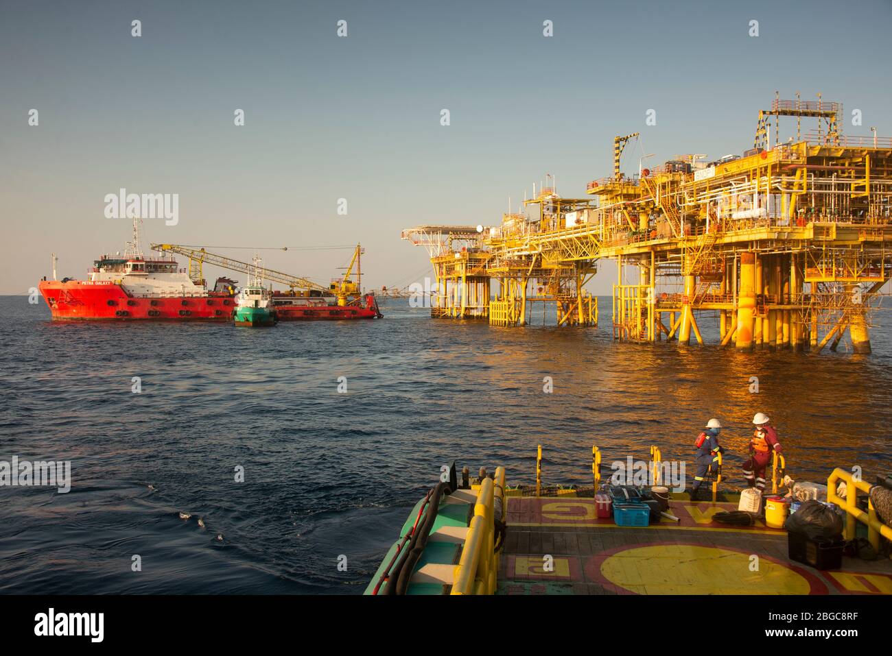 travaux d'hébergement sur la barge aux côtés de la plate-forme pétrolière entretien de la plate-forme offshore Banque D'Images