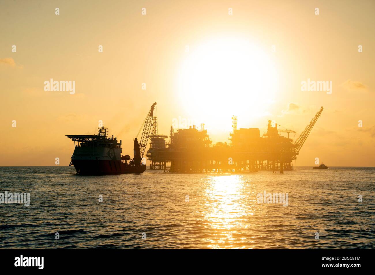 travaux d'hébergement sur la barge aux côtés de la plate-forme pétrolière entretien de la plate-forme offshore Banque D'Images