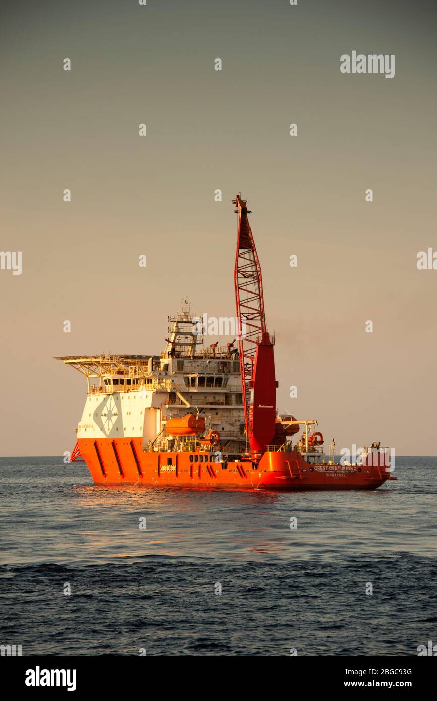 bateau de travail d'hébergement à côté du champ pétroles pour les travailleurs offshore rester lors de travaux à la plate-forme pétrolière Banque D'Images