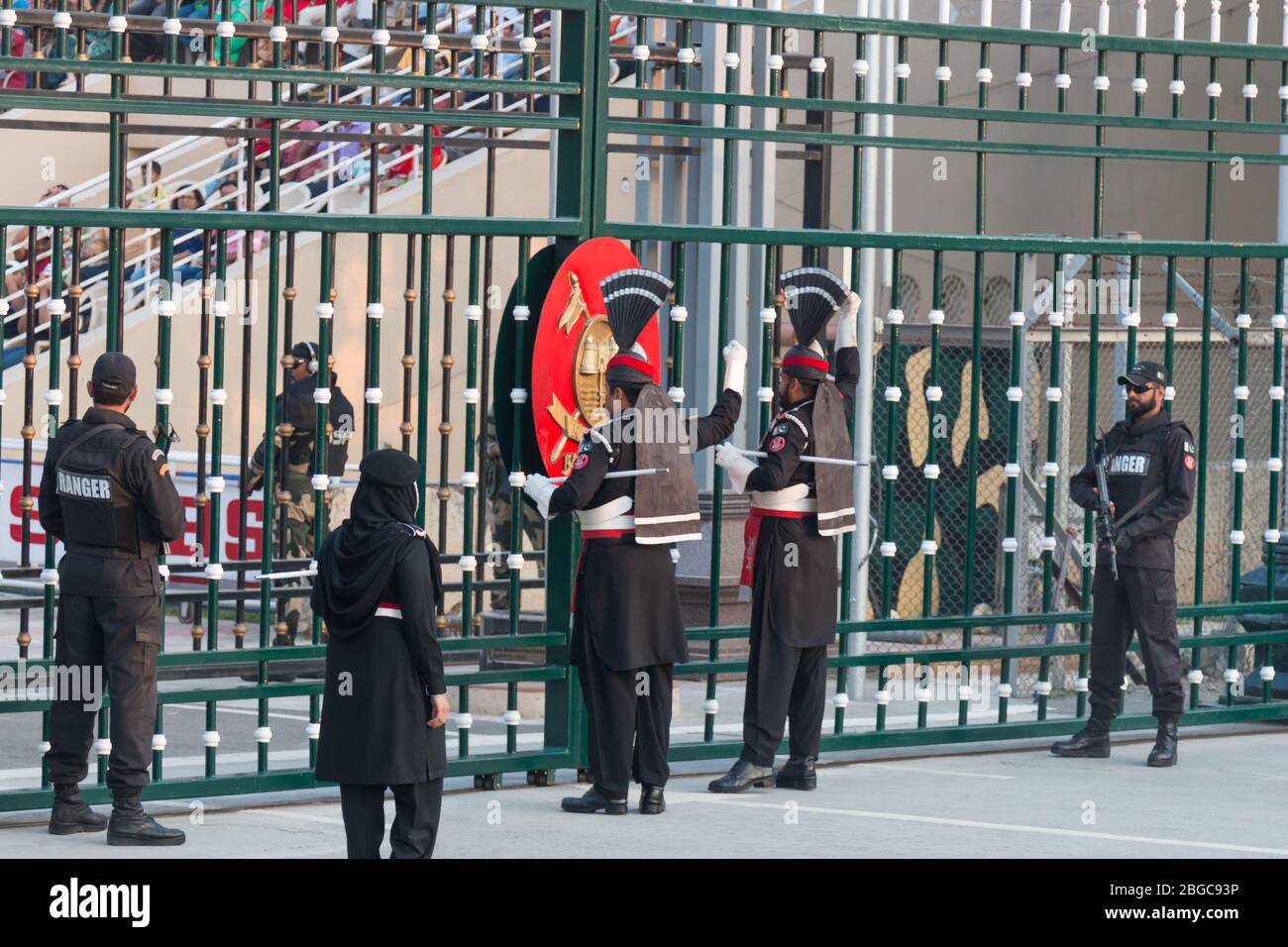 Les soldats pakistanais se sont performances à la cérémonie frontalière de Wagah, à la frontière entre le Pakistan et l'Inde. Banque D'Images