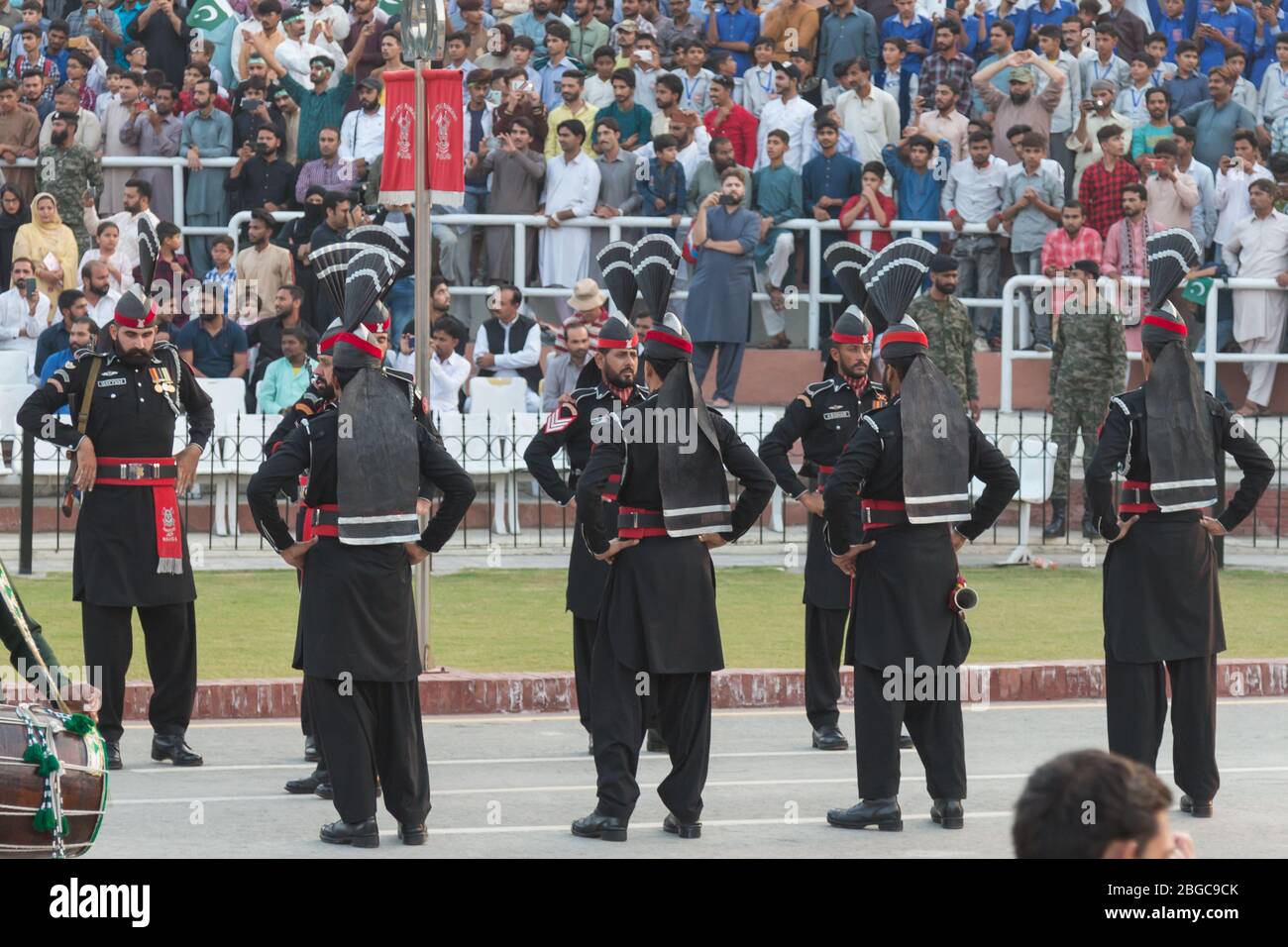 Les soldats pakistanais se sont performances à la cérémonie frontalière de Wagah, à la frontière entre le Pakistan et l'Inde. Banque D'Images