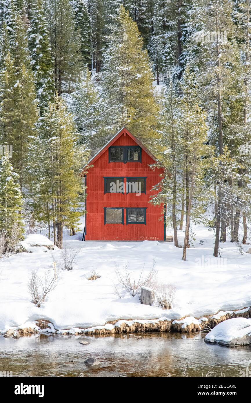 Une cabane en bois rouge isolée dans la montagne, dans la Sierra Nevada, Californie Banque D'Images