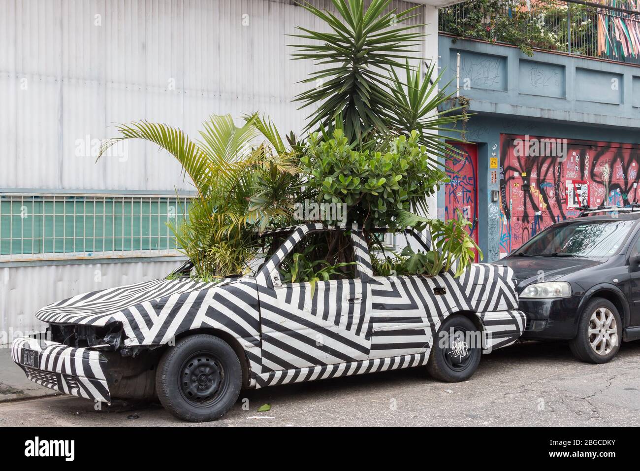 Art de rue et graffiti dans les allées autour de la zone Vila Madalena de Sao Paulo, Brésil, une attraction touristique populaire Banque D'Images