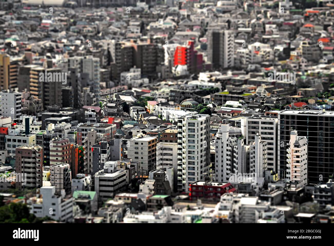 Photo de style diorama d'un quartier résidentiel dans le centre de Tokyo avec de grandes et petites condominiums Banque D'Images