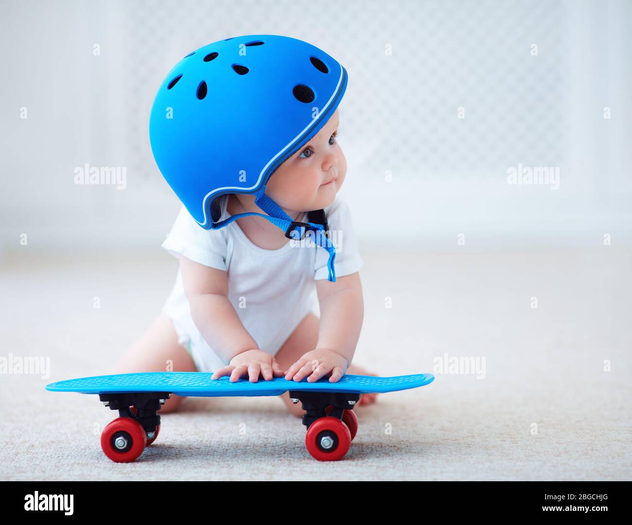 jolie petite fille pour bébé avec casque de protection prêt à monter sur le  skateboard, concept sport extrême Photo Stock - Alamy