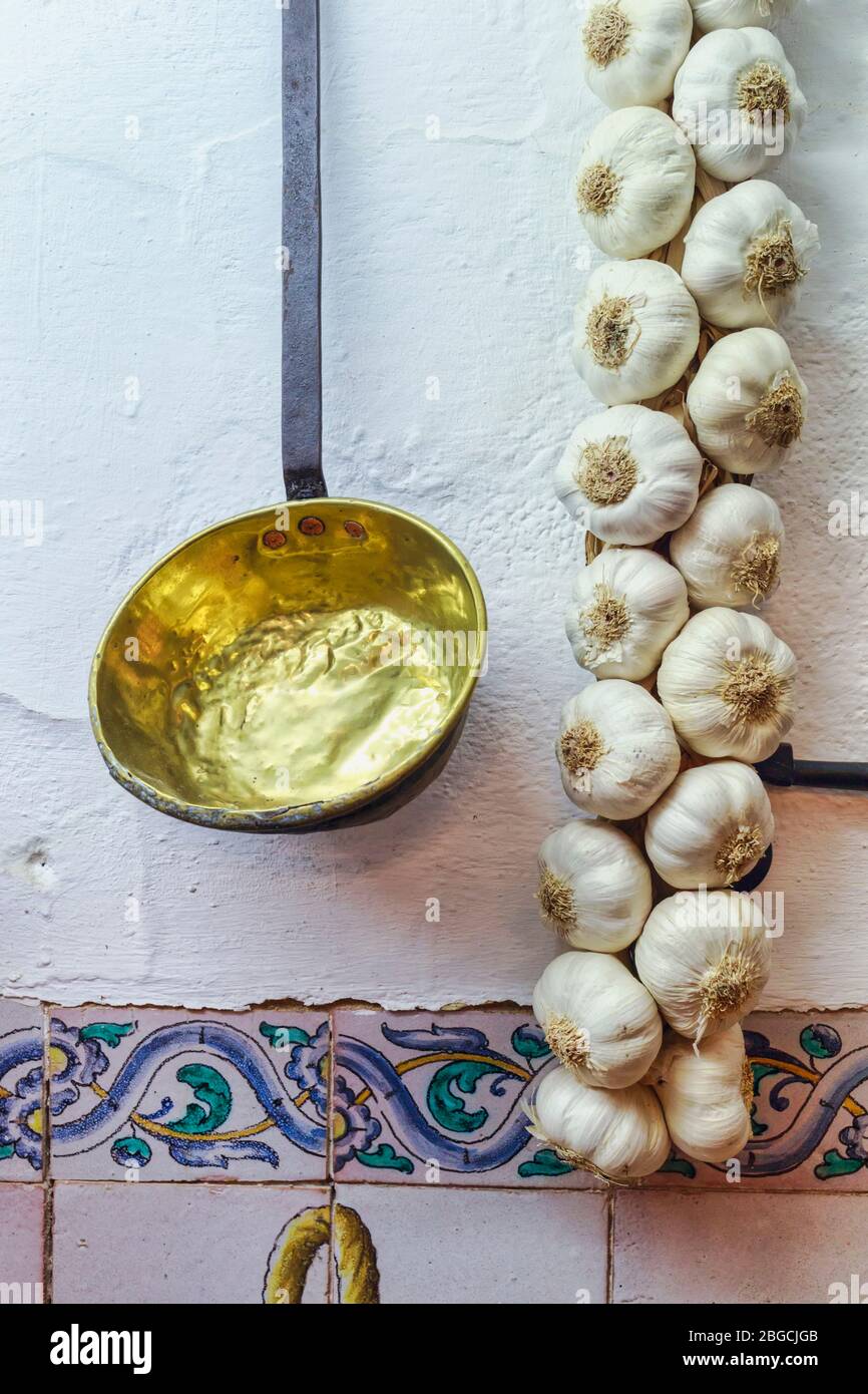 Décoration de louche, cordes de garliques et tuiles typiques dans le restaurant Casa Palacio Bandolero, Cordoba, province de Cordoue, Andalousie, SPAI sud Banque D'Images