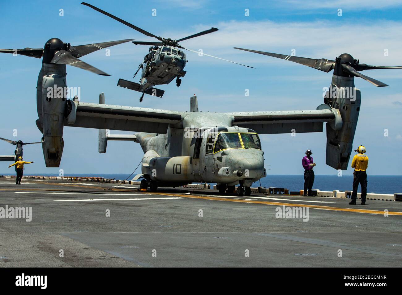 MER DE CHINE MÉRIDIONALE (18 avril 2020) un hélicoptère de la buse de mer MH-60 affecté au Escadron de combat de la mer d'hélicoptère (HSC) 25, à bord d'un navire d'assaut amphibie USS America (LHA 6), part du pont de vol de l'Amérique. Les marines et marins à bord de l'Amérique effectuent régulièrement des opérations de vol tout en étant en cours pour maintenir leur état de préparation à répondre aux éventualités. L'Amérique, phare du America Expeditionary Strike Group, 31 Meu Team, opère dans la 7ème zone d'opérations de la flotte américaine pour améliorer l'interopérabilité avec les alliés et les partenaires et servir de réponse prête f Banque D'Images