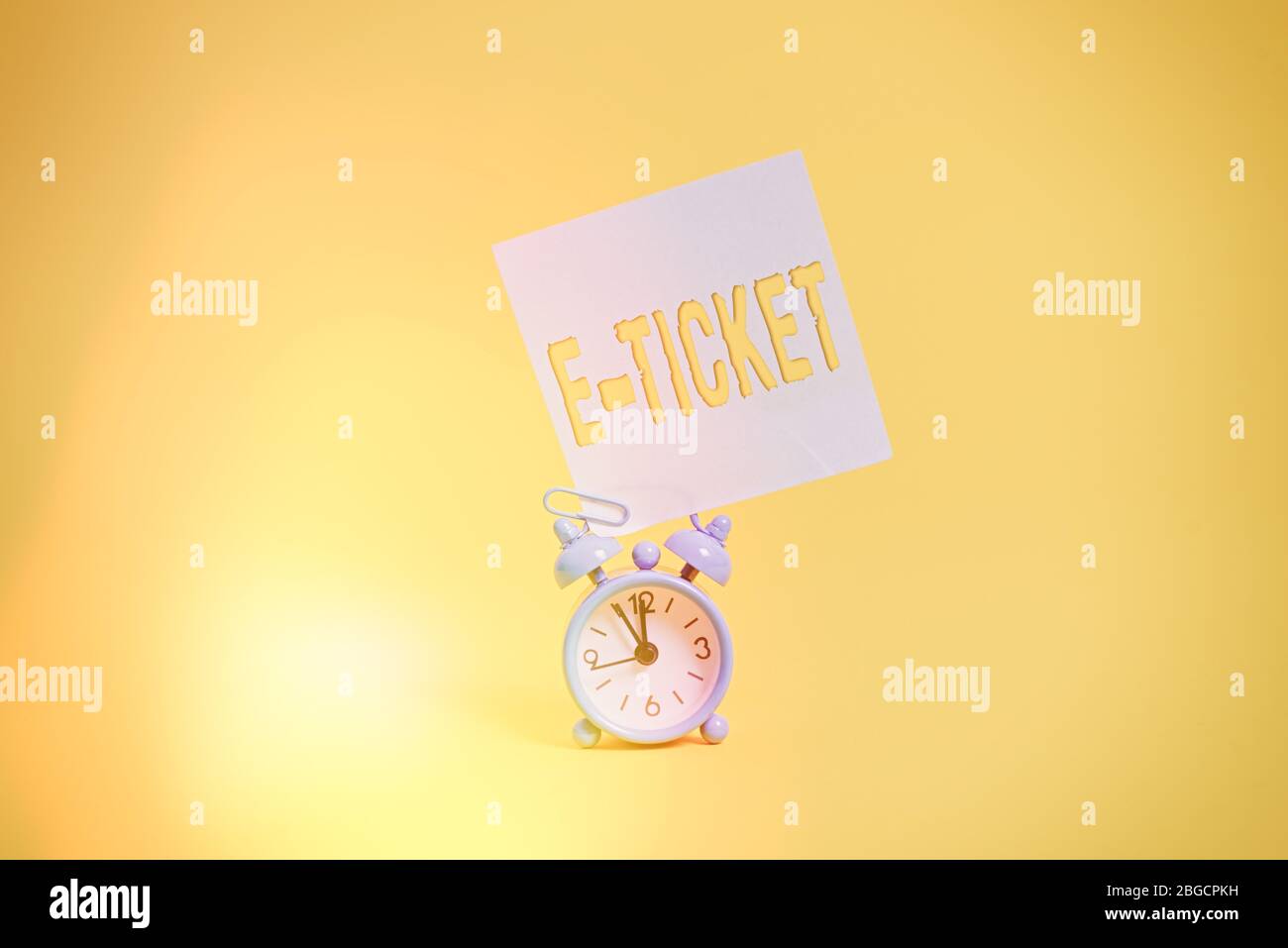 Texte D Ecriture De Mot E Ticket Photo D Affaires Presentant Un Billet Numerique Aussi Valable Qu Un Billet Papier Ou Son Equivalent Metal Retro Vintage Alarme Cl Photo Stock Alamy