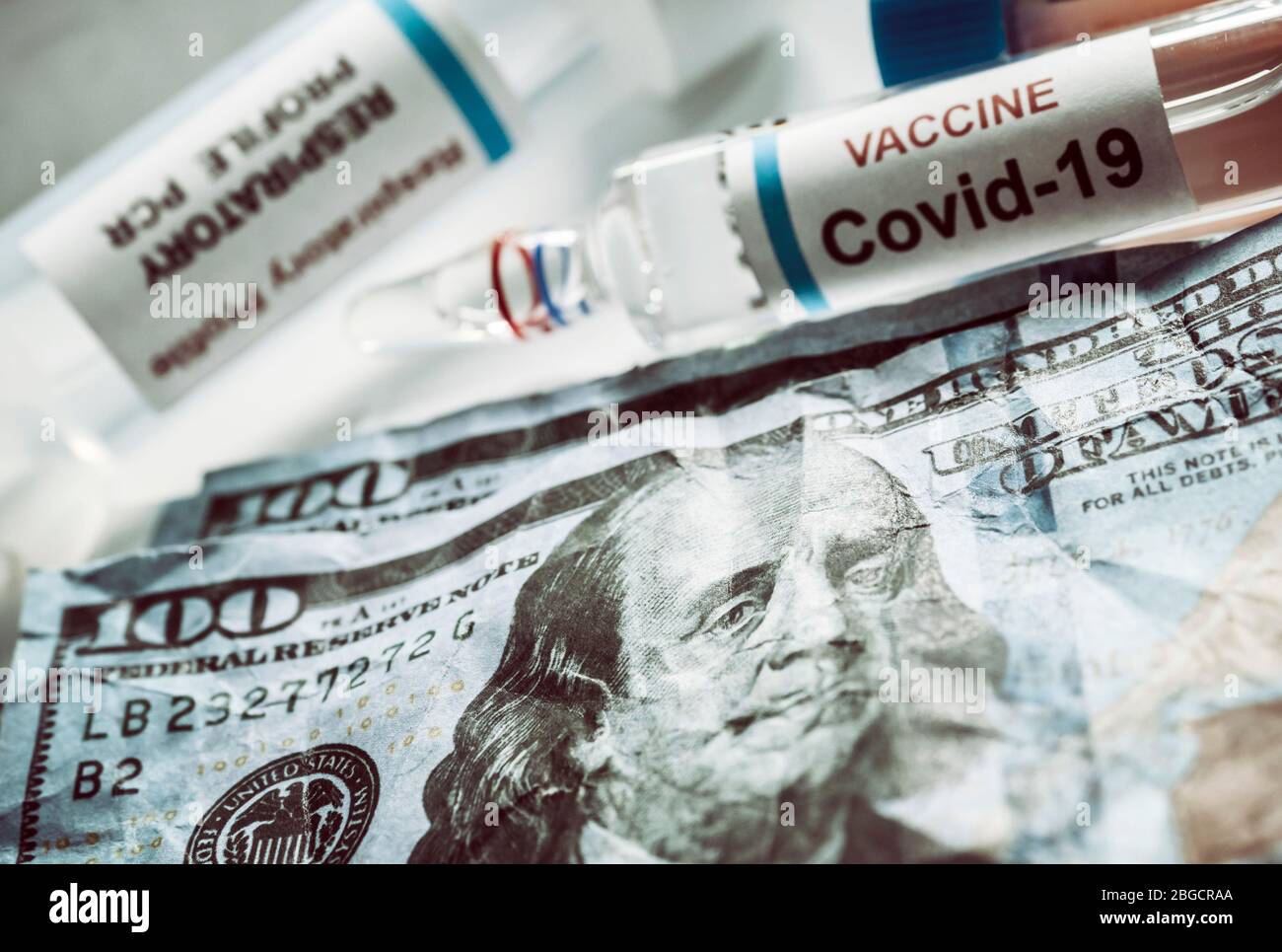 Flacon de coronavirus sur les billets américains, image conceptuelle Banque D'Images