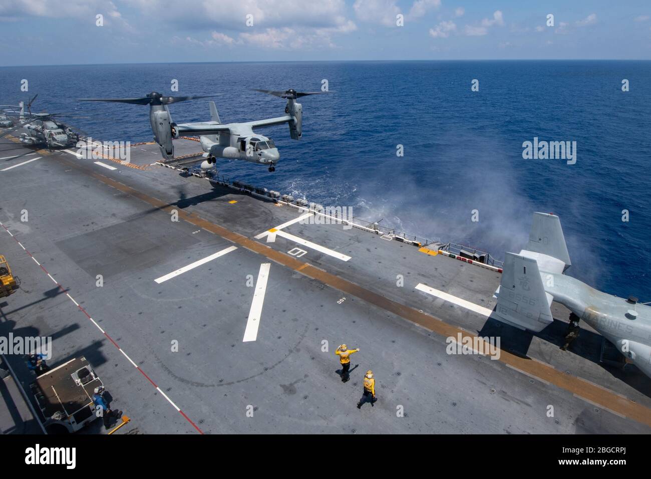 Un Osprey MV-22 B affecté à la 31ème unité expéditionnaire maritime, Escadron de Tiltrotor moyen maritime (VMM) 265 (renforcés) terres sur un navire d'assaut amphibie USS America (LHA 6). L'Amérique, phare du America Expeditionary Strike Group, 31 membres de l'équipe de l'unité expéditionnaire maritime, opère dans la 7ème zone d'opérations de la flotte américaine pour améliorer l'interopérabilité avec ses alliés et ses partenaires et servir de force d'intervention prête pour défendre la paix et la stabilité dans la région de l'Indo-Pacifique. Banque D'Images