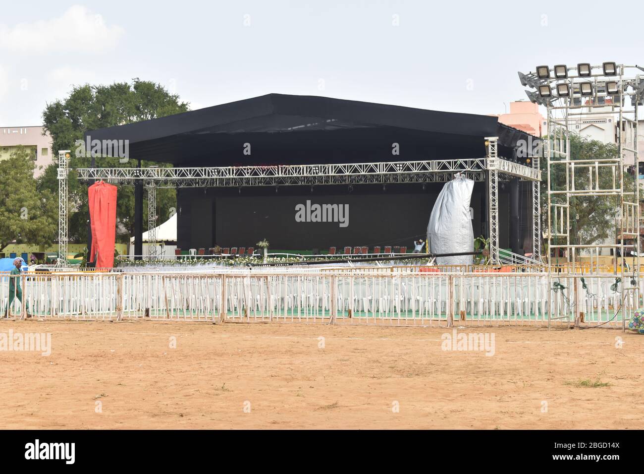 une scène décorée en plein air sans personnes, qui a des lumières de mise au point et des chaises vides. Banque D'Images