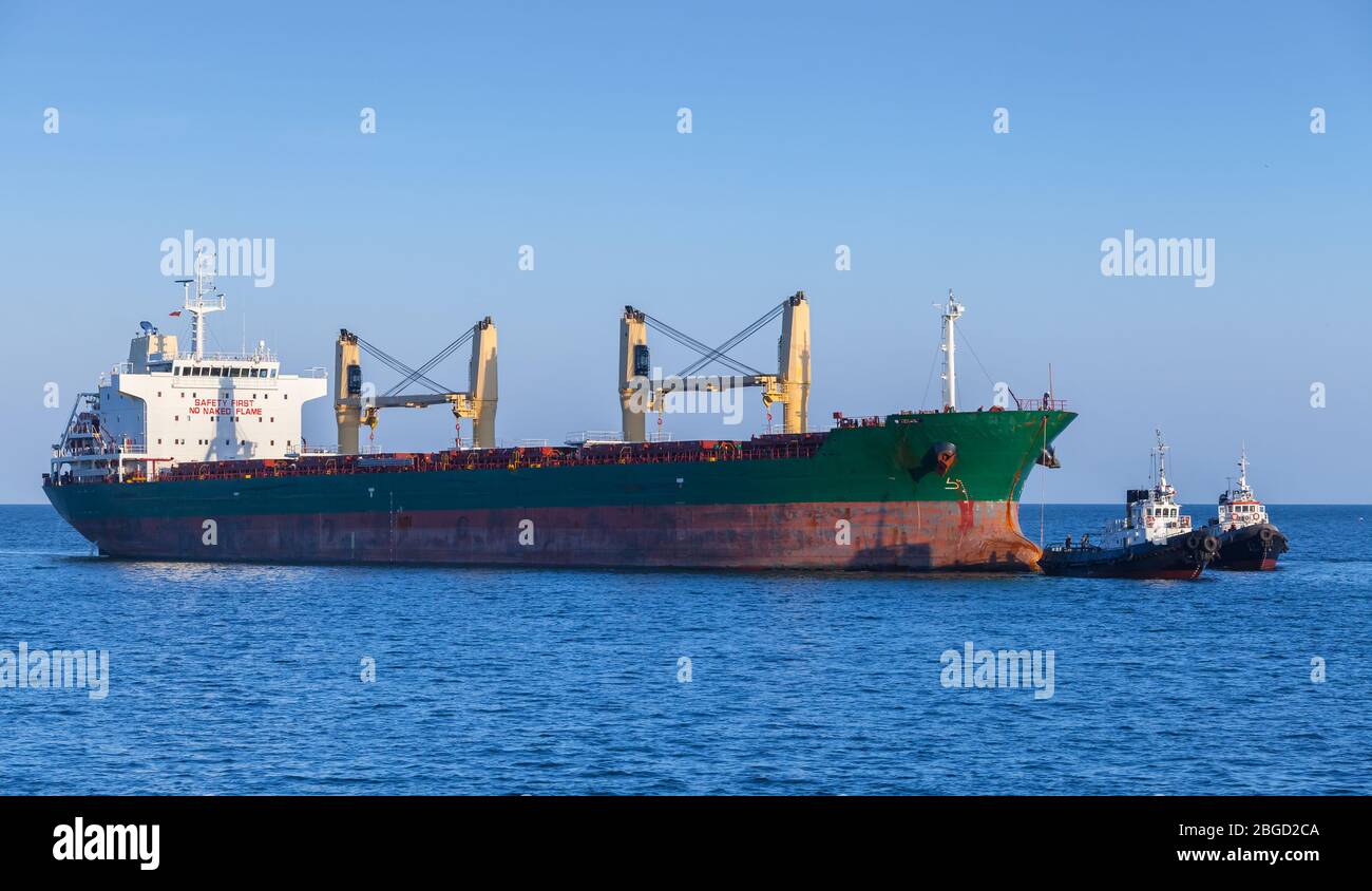 Un transporteur en vrac et un bateau remorqueur sont en route. Bulgarie, Mer Noire Banque D'Images