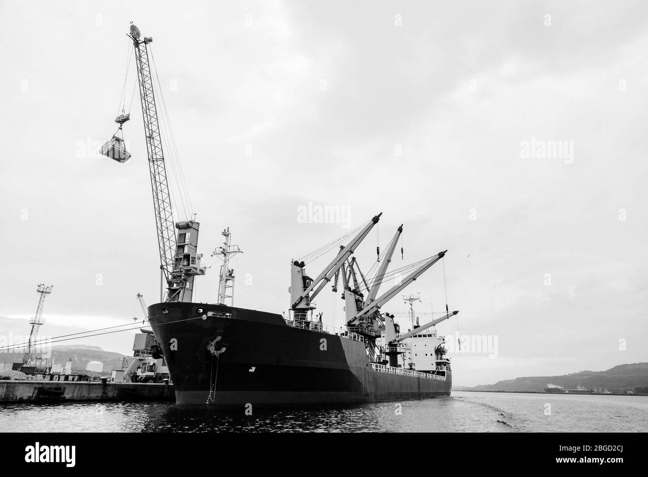 Chargement d'un transporteur en vrac dans le port de Varna, Bulgarie. Noir et blanc Banque D'Images
